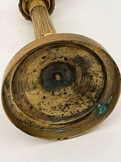 Paire de bougeoirs en laiton doré à de couronnes...