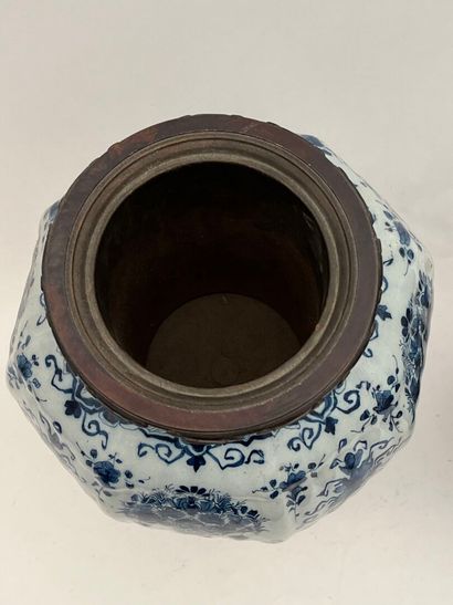 DELFT, XIXe
Paire de vases de forme melonnée...