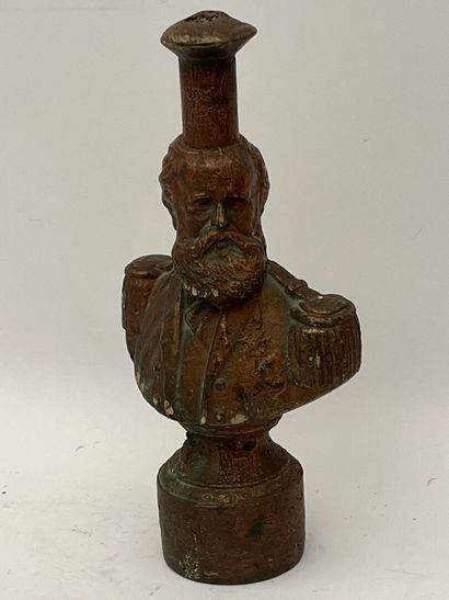 Buste d'homme à a la barbe et aux décorations.
Sujet...