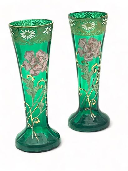 Dans l'esprit de MONTJOYE
Paire de vases...