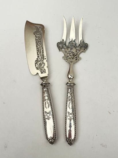 Quatre pièces de service en argent et métal...