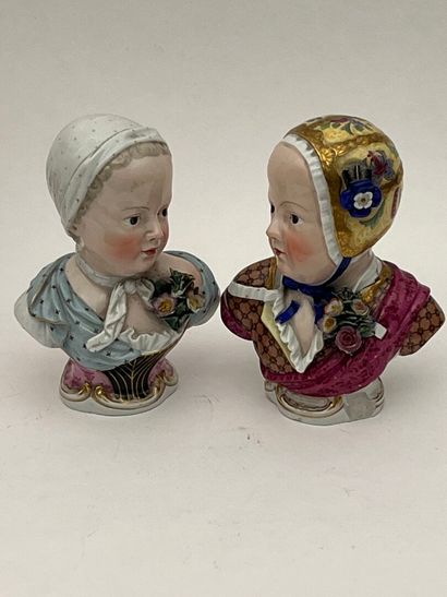 Quatre sujets en porcelaine polychrome.
Bustes...