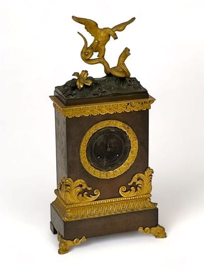 Pendule borne en tole et bronze doré surmontée...