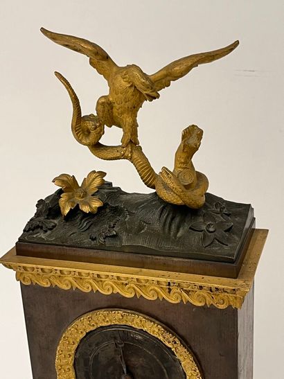 Pendule borne en tole et bronze doré surmontée...