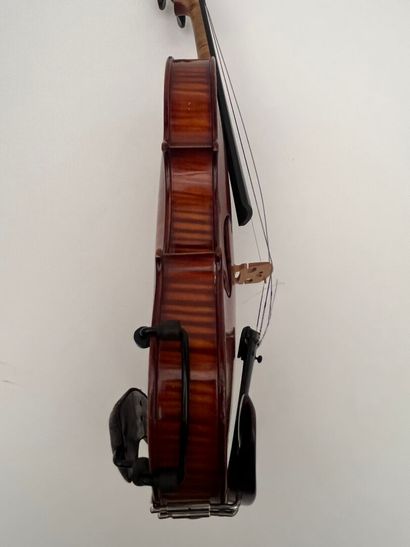 Violon portant une étiquette 