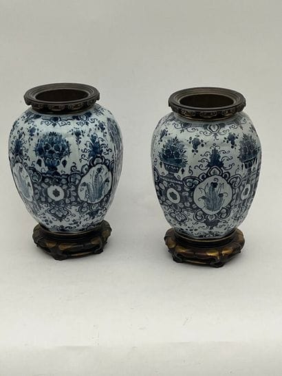 DELFT, XIXe
Paire de vases de forme melonnée...