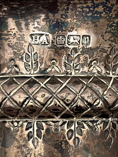 Vase tronconique en argent à décor de fleurs...