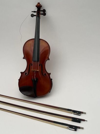 Violon portant une étiquette 