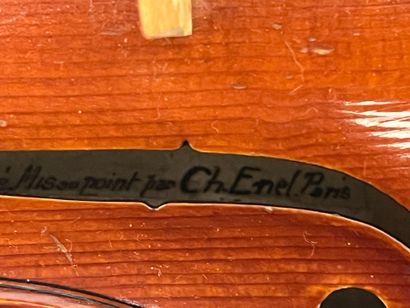 Violon portant une étiquette 