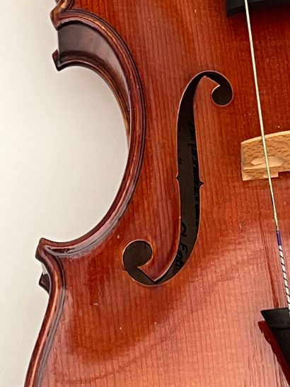 Violon portant une étiquette 