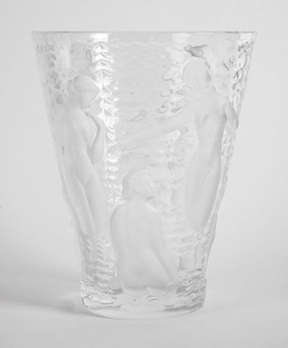 LALIQUE France,
Ondines
Vase en verre moulé...