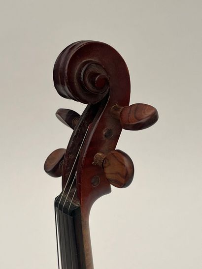 Petit violon portant une étiquette 