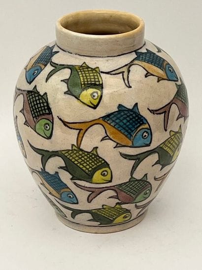 Vase en céramique glacée à décor de poissons...