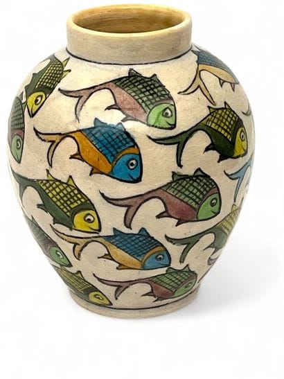Vase en céramique glacée à décor de poissons...
