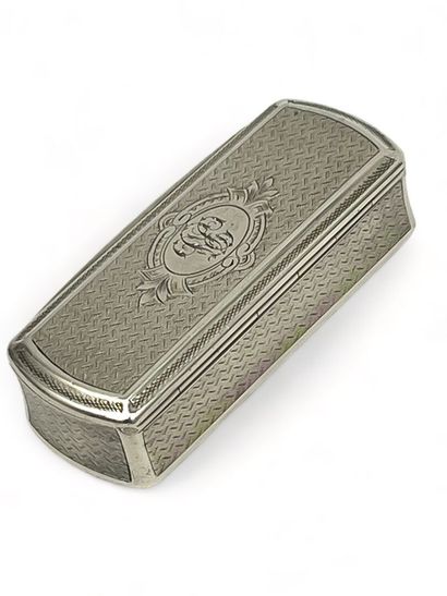 Tabatière ou boite à pillule en argent guilloché....