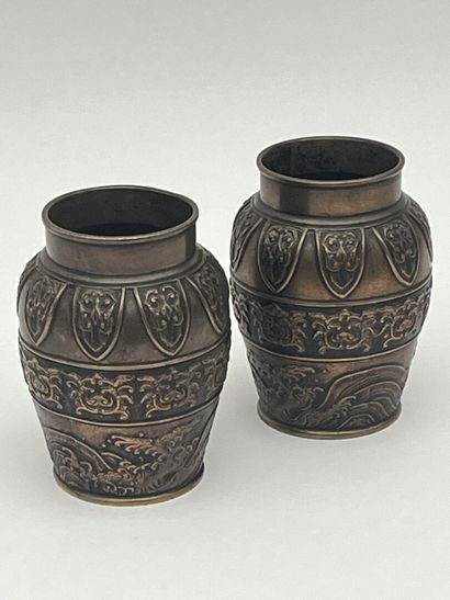 Paire de vases en bronze à décor en relief...
