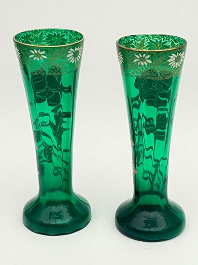 Dans l'esprit de MONTJOYE
Paire de vases...