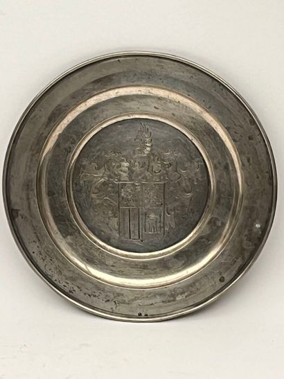 Assiette en argent à décor de blason.
Pays-Bas,...