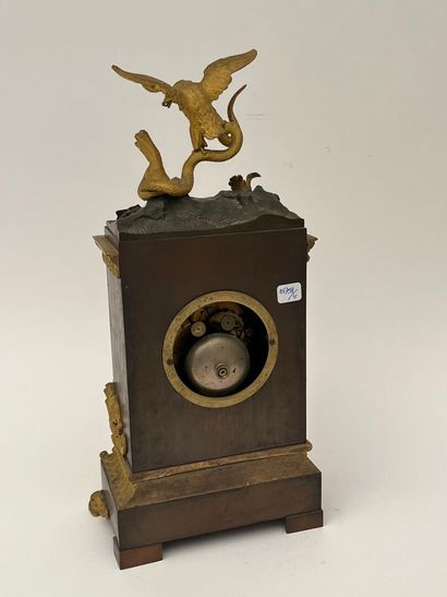 Pendule borne en tole et bronze doré surmontée...