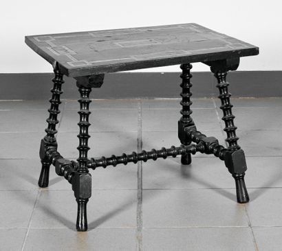 Table d'appoint en bois noirci et marqueterie...