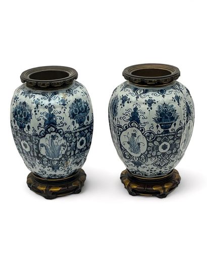 DELFT, XIXe
Paire de vases de forme melonnée...