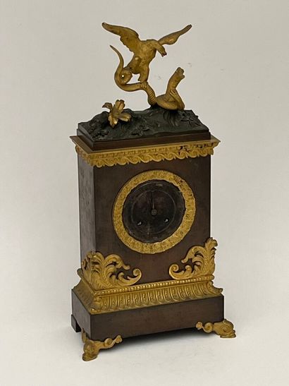 Pendule borne en tole et bronze doré surmontée...