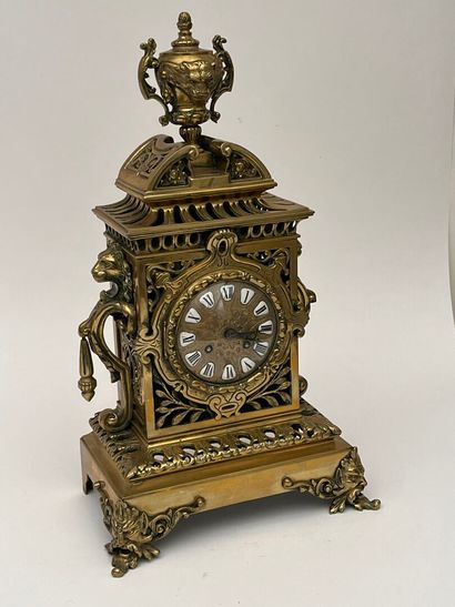 Pendule en bronze ajouré surmonté d'une cassolette.
Fin...