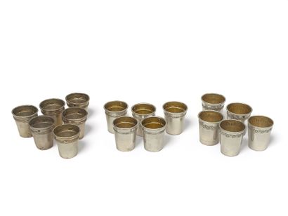 Ensemble de seize verres à liqueur en argent.
Poinçon...