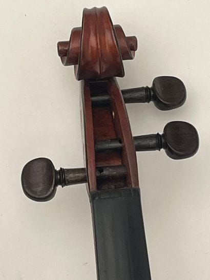 Violon portant un étiquette 