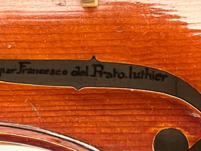 Violon portant une étiquette 