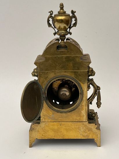 Pendule en bronze ajouré surmonté d'une cassolette.
Fin...