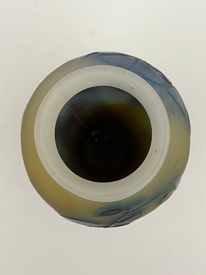 GALLE
Vase en verre multicouche à décor de...