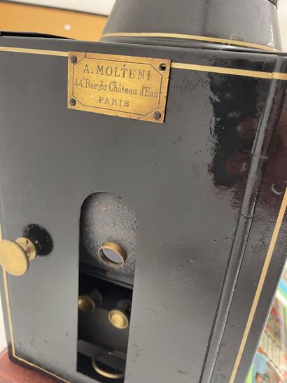 MOLTENI
Lanterne magique en tôle émaillée...
