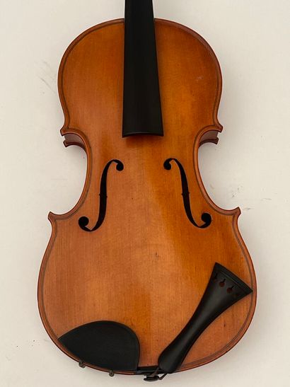 Violon portant un étiquette 