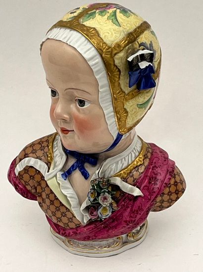 Quatre sujets en porcelaine polychrome.
Bustes...