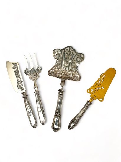 Quatre pièces de service en argent et métal...