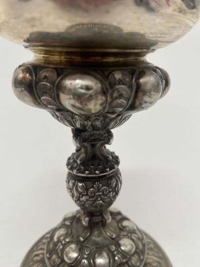 Calice en argent (800/1000) repoussé et vermeil,...