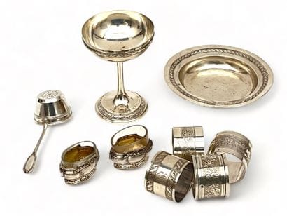 Lot en argent comprenant un verre à pied,...