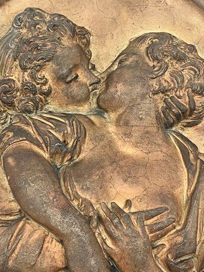 Médaillon en terre-cuite
Le baiser
XIXe
24...