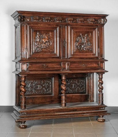 Dressoir en noyer sculpté. Il ouvre en façade...