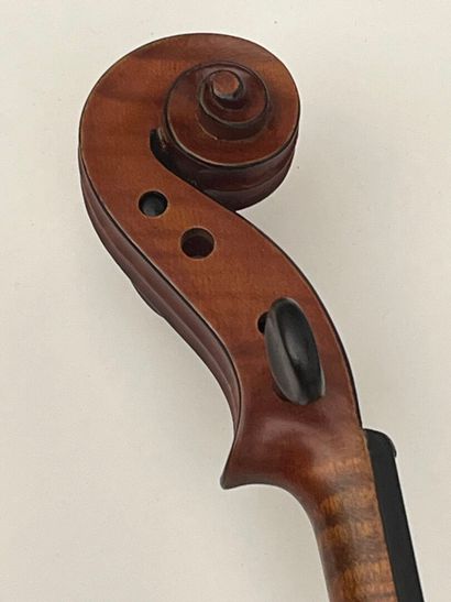 Violon portant un étiquette 