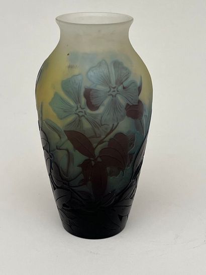 GALLE
Vase en verre multicouche à décor de...