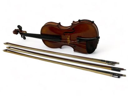 Violon portant une étiquette 
