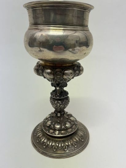 Calice en argent (800/1000) repoussé et vermeil,...