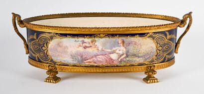 Jardinière en faïence fine polychrome à décor...