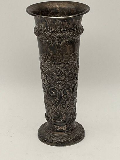 Vase tronconique en argent à décor de fleurs...