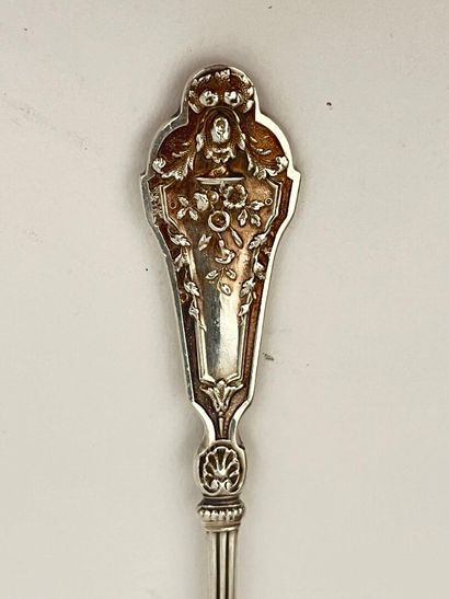 Suite de douze cuillères en argent à décor...