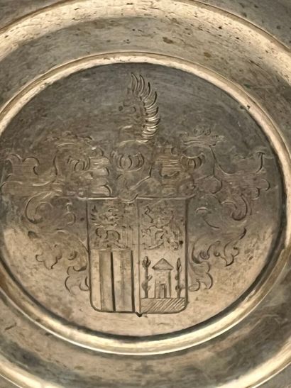 Assiette en argent à décor de blason.
Pays-Bas,...