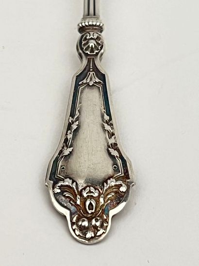 Suite de douze cuillères en argent à décor...