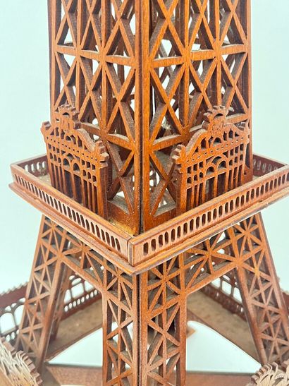 Objet de maîtrise représentant la Tour Eiffel.
Maquette...